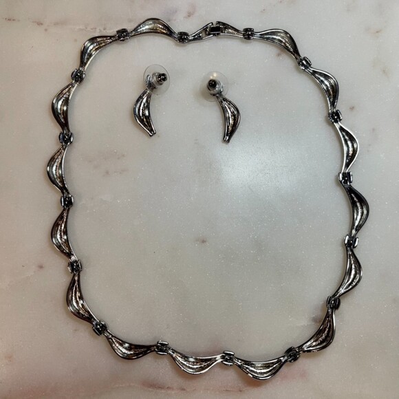 Bijoux Terner | Vintage Y2K Silver Tone Choker Necklace and Earrings Set - Picture 2 of 7